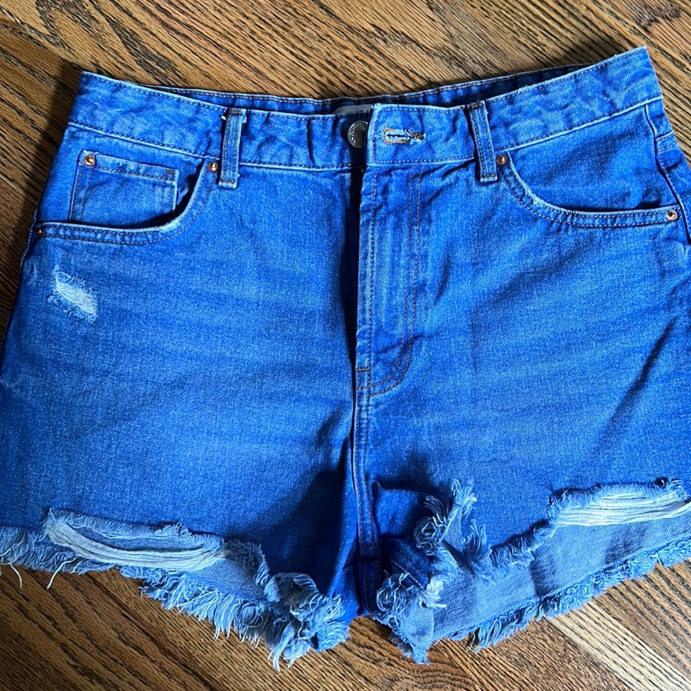 Denim Co. Cut off high rise Jean shorts.